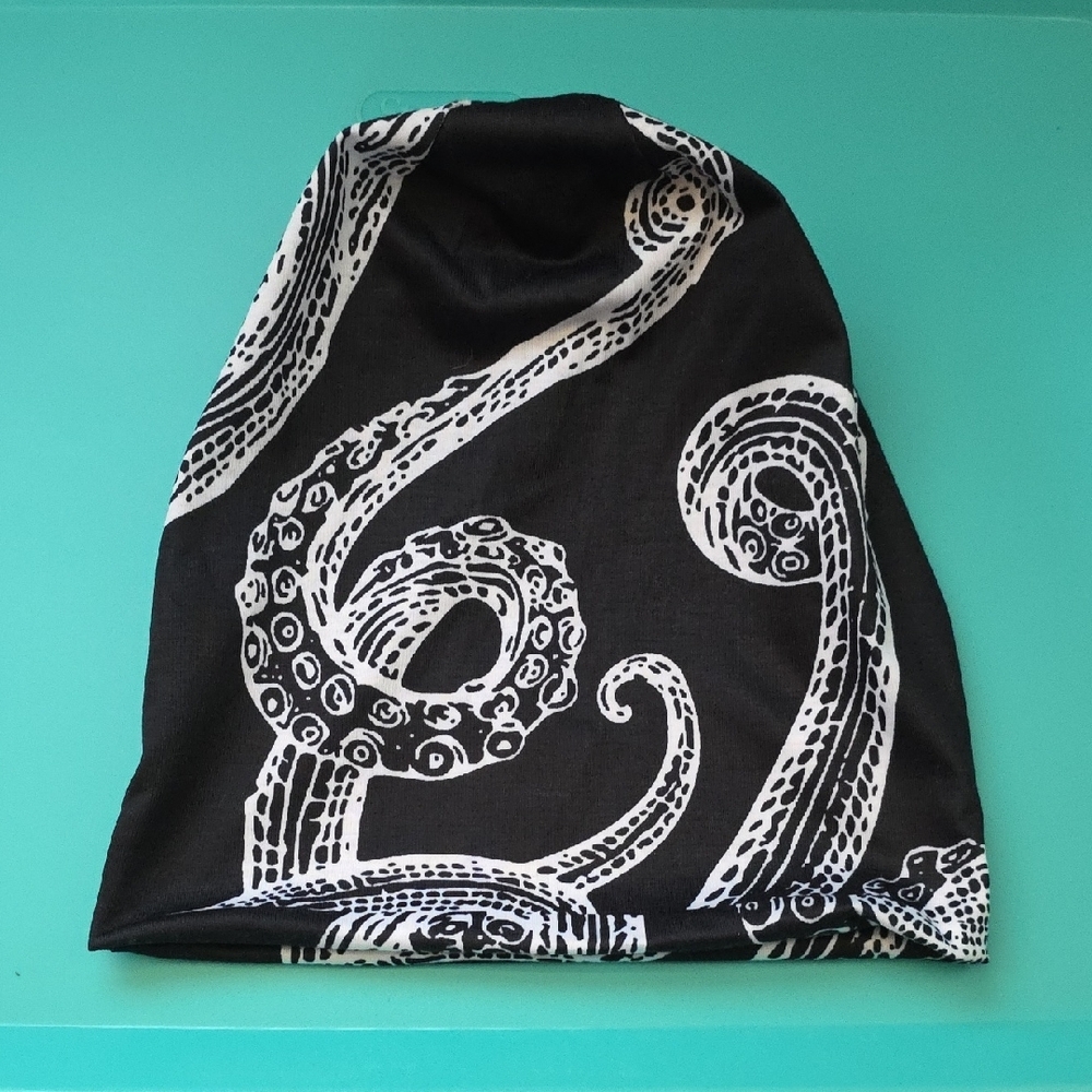 **SOLD** Unisex Black and White Octopus Print Slouchy Beanie - Picture 1 of 1